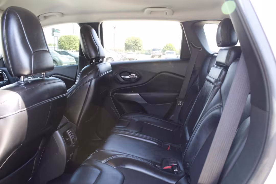 2019 Jeep Cherokee - 1C4PJLLB0KD274885 - Image #13