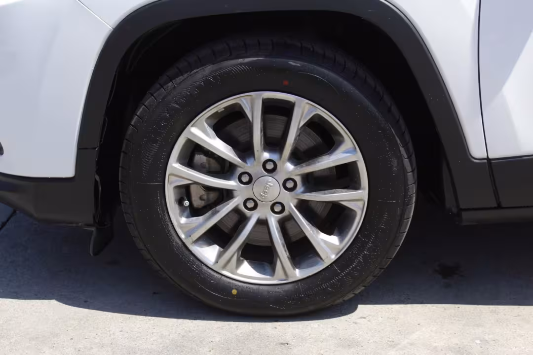2019 Jeep Cherokee - 1C4PJLLB0KD274885 - Image #4